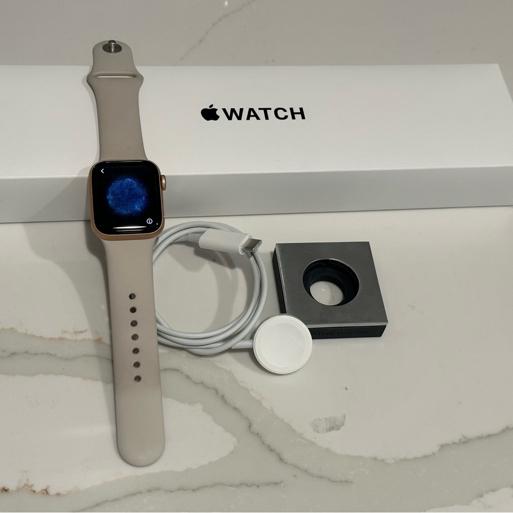 COPY - Apple iwatch SE gold aluminum case starlight sport band. Good condition.